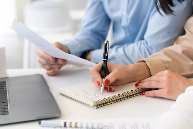 Toma de notas durante reunión legal en Madrid